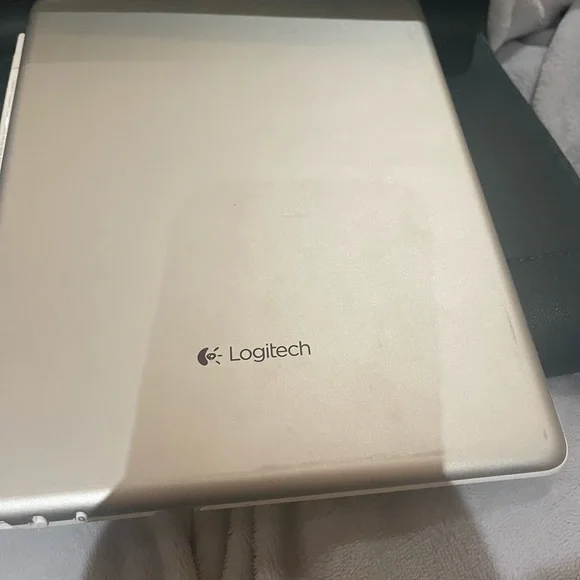 Logitech IPad Keyboard - Picture 3 of 3
